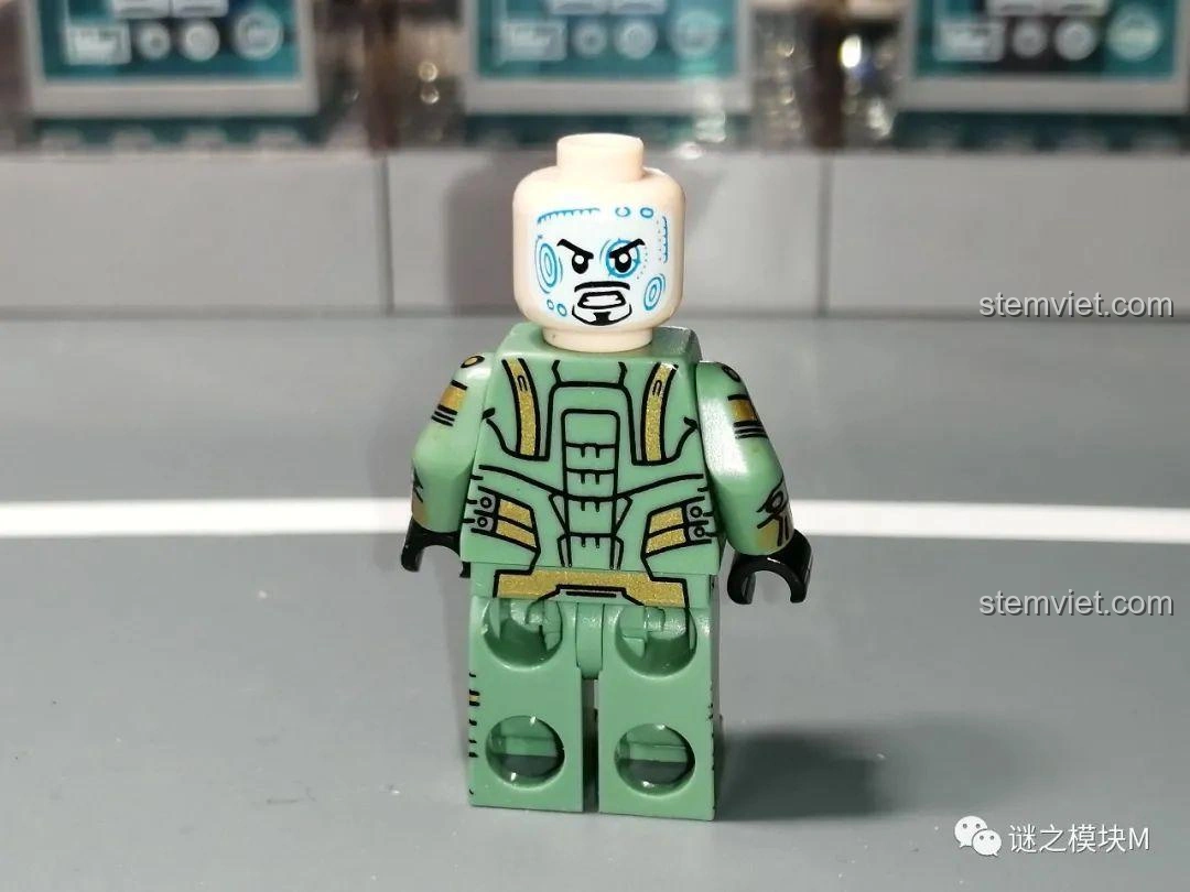 Minifigure Submersible Armor từ bộ lắp ráp LW Building Blocks 2038 Xe Tải Iron Man Di Động, nhìn từ phía sau.