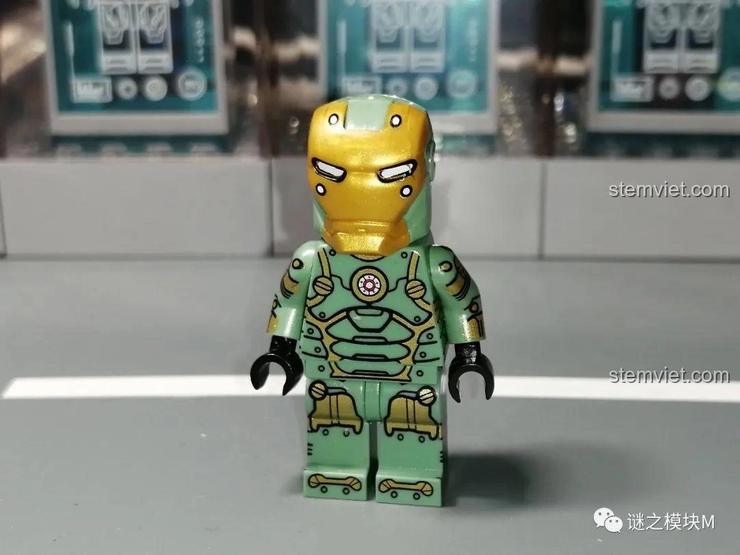 Minifigure Submersible Armor từ bộ lắp ráp LW Building Blocks 2038 Xe Tải Iron Man Di Động, với màu xanh lá.