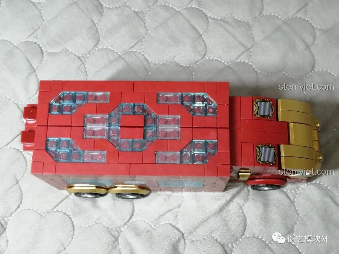 Xe tải Iron Man Di Động LW Building Blocks 2038 mở rộng 180 độ, tạo thành trạm bảo trì.