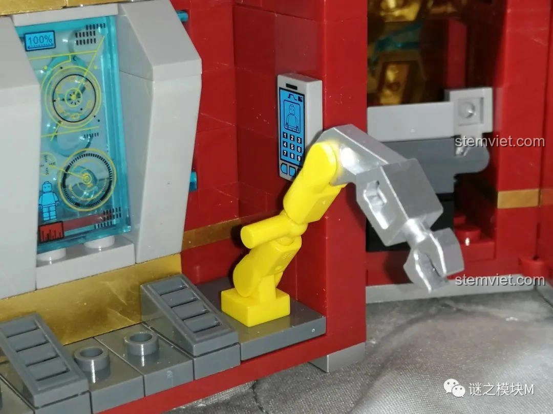 Các tấm nền nhà kho in ấn chi tiết từ bộ lắp ráp LW Building Blocks 2038 Xe Tải Iron Man Di Động.