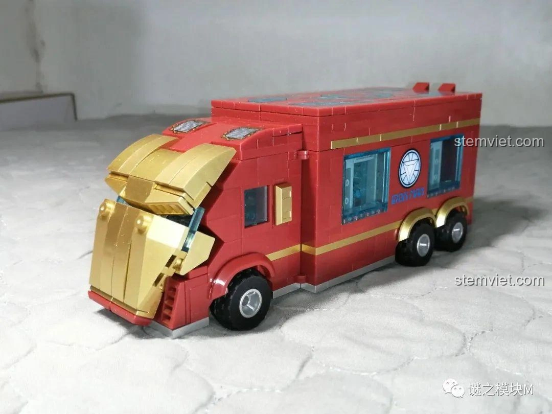 Cận cảnh nội thất phía trước của xe tải Iron Man Di Động LW Building Blocks 2038, với bảng điều khiển.