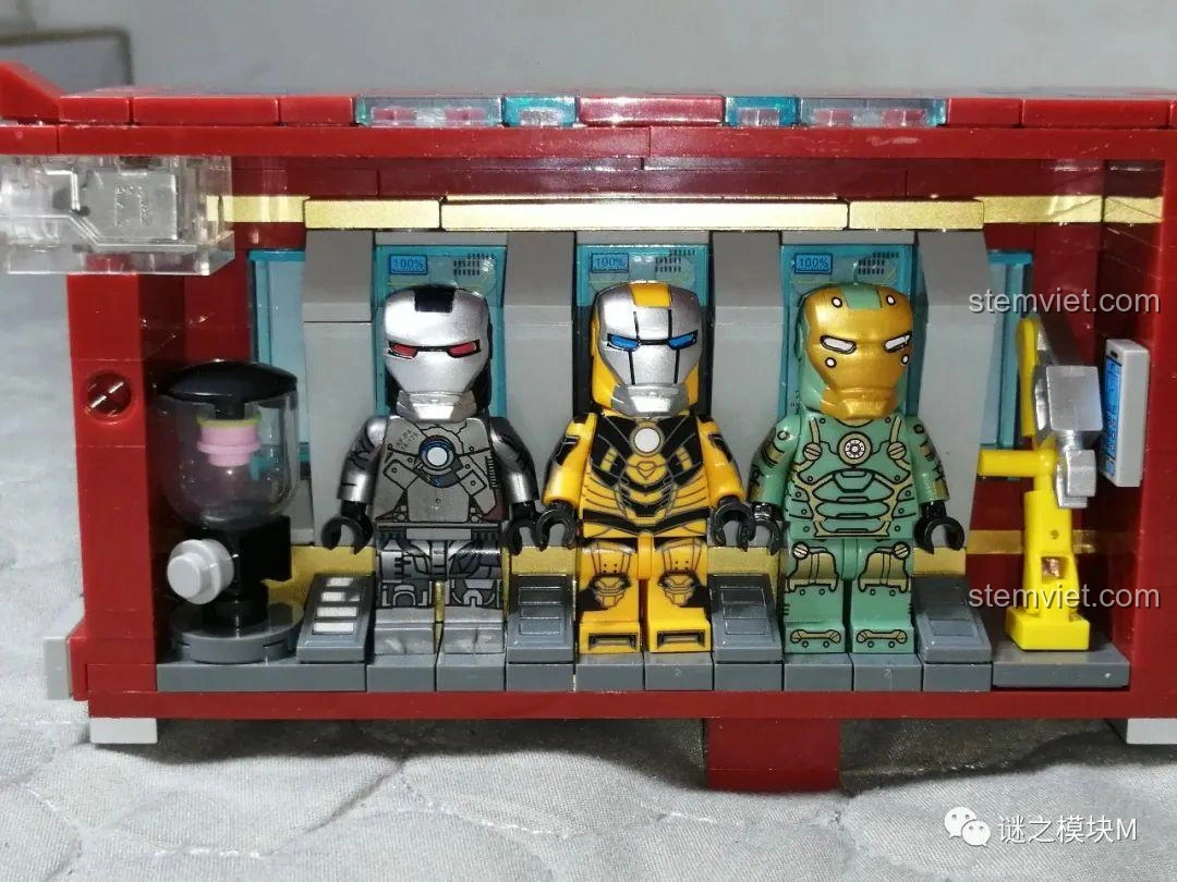 Toàn bộ 6 minifigure Iron Man bên trong nhà kho di động của bộ lắp ráp LW Building Blocks 2038.