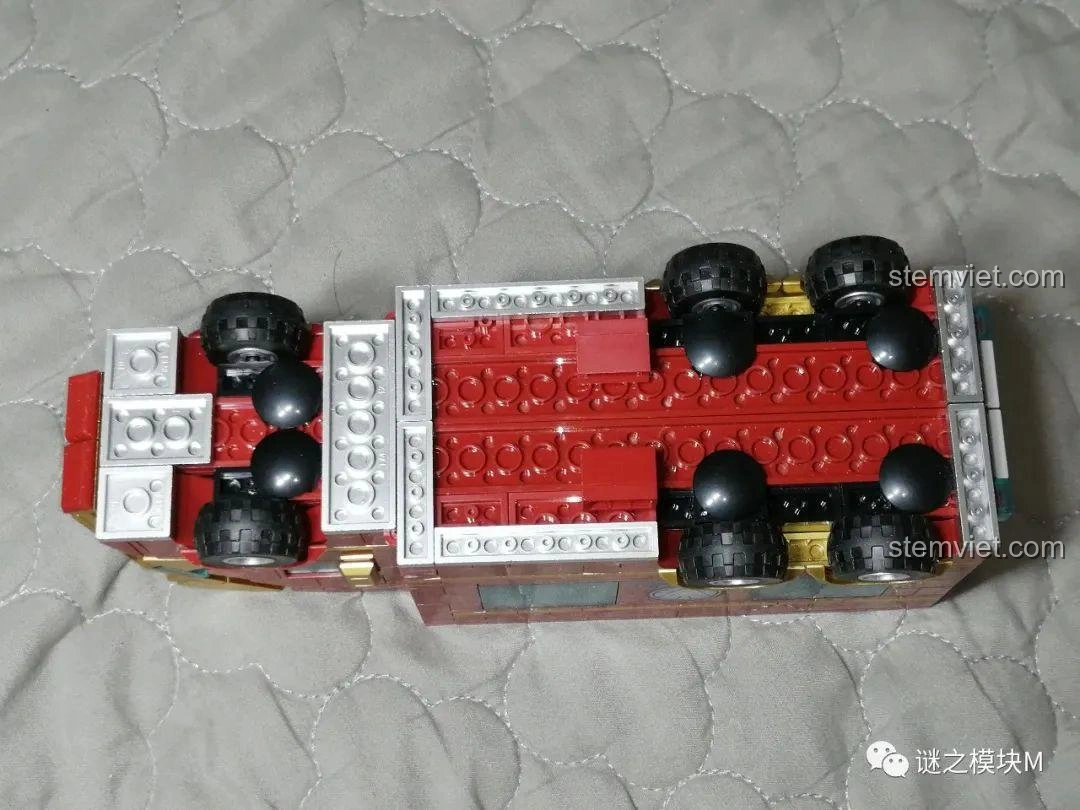 Cận cảnh tay cơ khí và điện thoại bên trong xe tải Iron Man Di Động LW Building Blocks 2038.