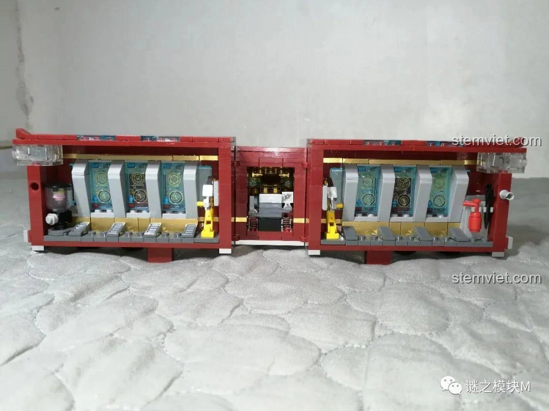 Cận cảnh tay cơ khí và điện thoại bên trong xe tải Iron Man Di Động LW Building Blocks 2038.