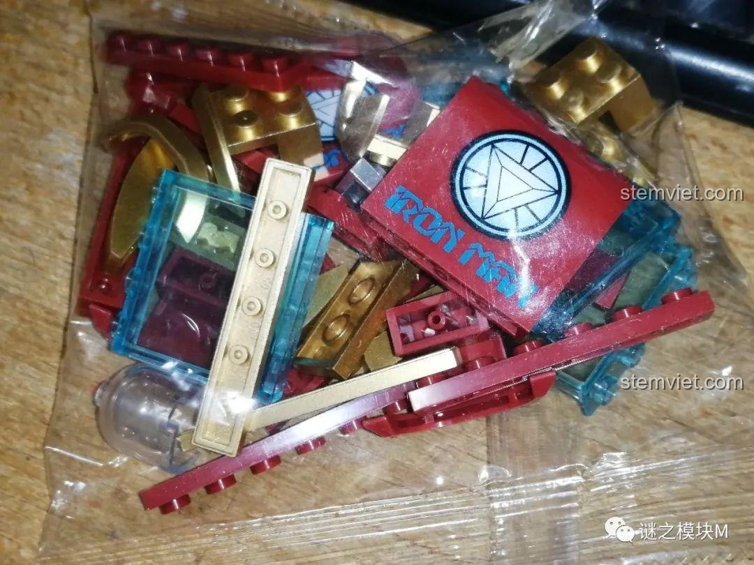 Cận cảnh các mảnh ghép in logo Iron Man của bộ đồ chơi LW Building Blocks 2038 Xe Tải Iron Man Di Động