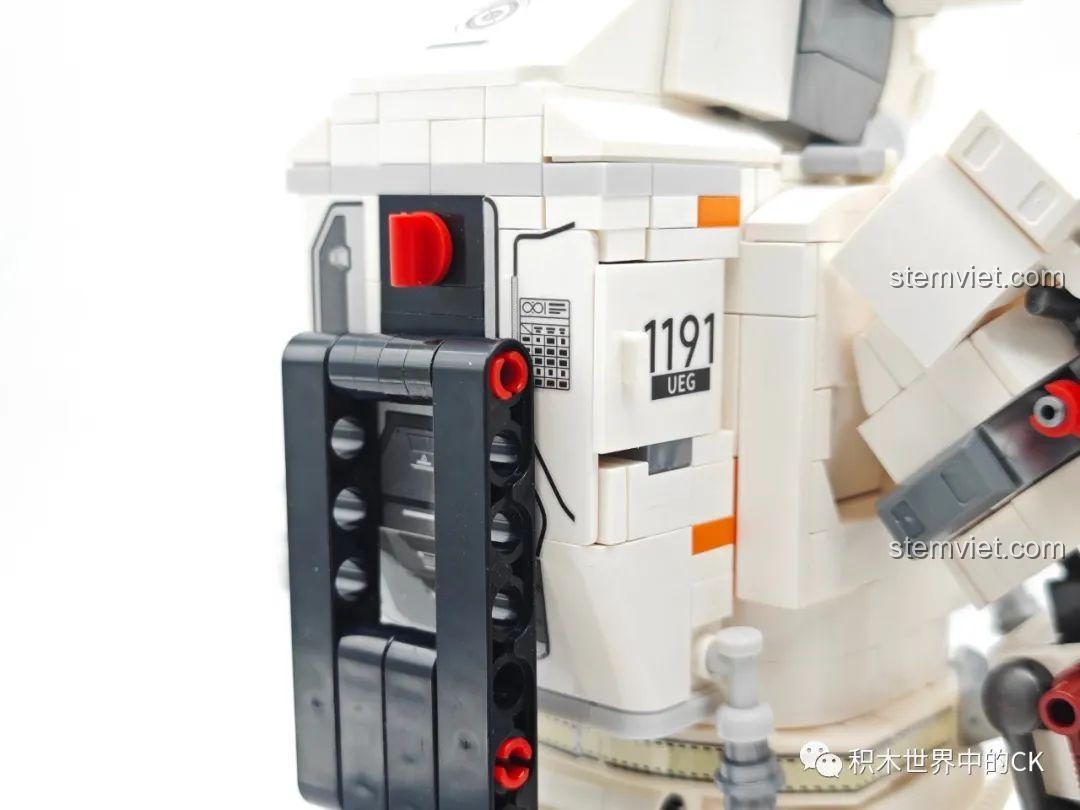 Chi tiết mã hiệu 1191 UEG trên balo của figure Mô hình Phi hành gia Lưu Lạc Địa Cầu 2 SEMBO 107103.