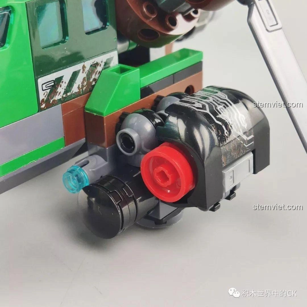 Cận cảnh phần mái của mô hình trực thăng Winner 5101, với các chi tiết decal và đường nét thiết kế.