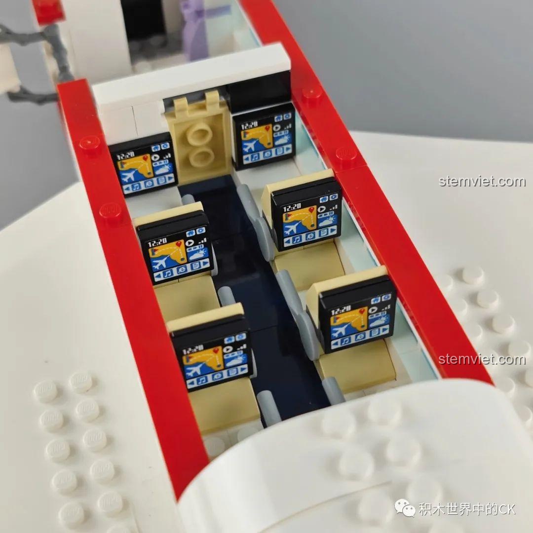 Cận cảnh các hàng ghế với màn hình giải trí cá nhân được dán sticker, một chi tiết đáng giá của bộ GUDI 10503.