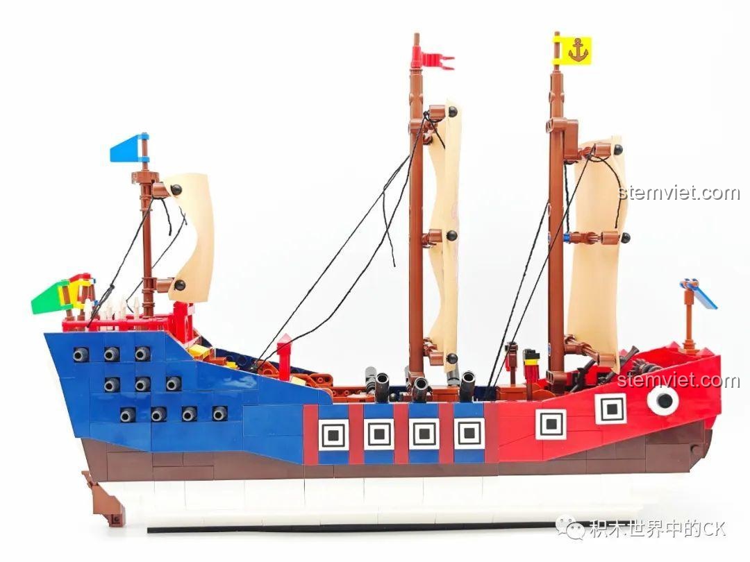 Mạn trái của đồ chơi mô hình Chiến Hạm Trung Hoa 58001, cho thấy dàn pháo hùng hậu và chi tiết thân tàu.