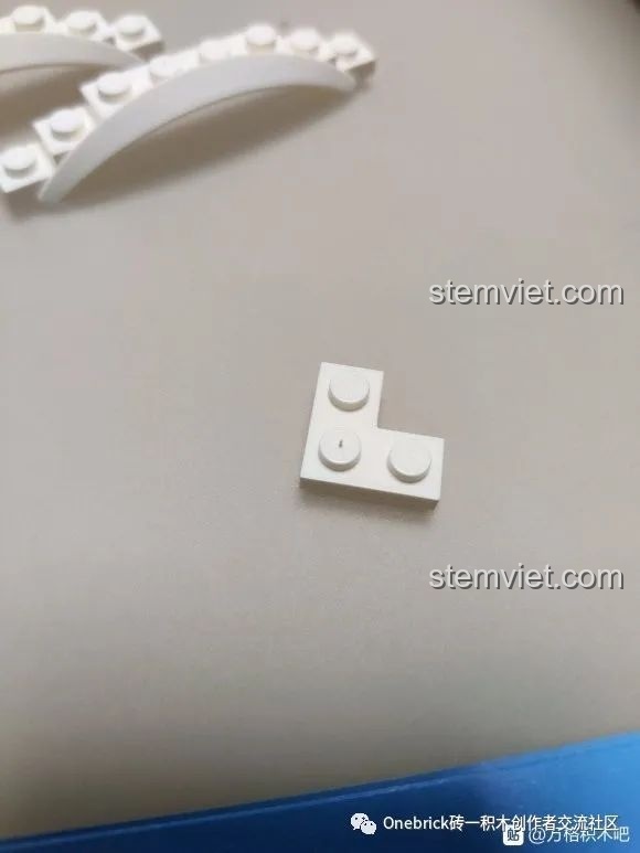 Một mảnh ghép nhỏ màu trắng của bộ lắp ráp CaDA C61022 Mazda RX-7 FC3S, chất liệu nhựa ABS cao cấp.