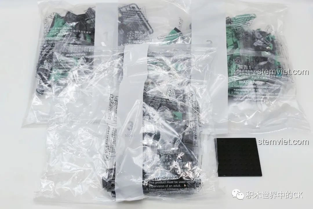 Các túi mảnh ghép nhựa ABS cao cấp của bộ lắp ráp JIESTAR 58008 Trực thăng hai cánh quạt, được phân loại rõ ràng.