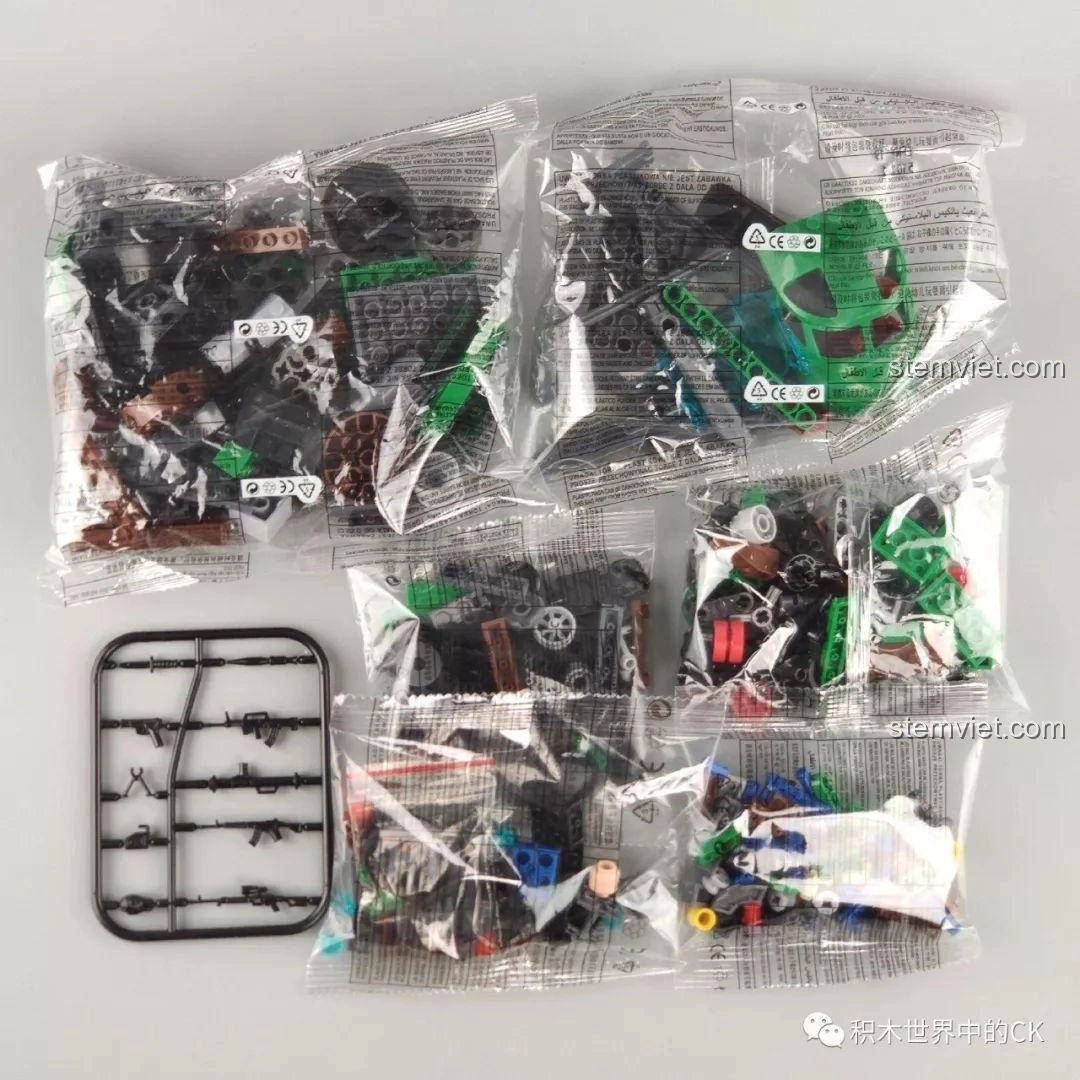 Các túi mảnh ghép nhựa ABS cao cấp của bộ Winner 5101 Trực thăng Đại bàng Xanh, cùng với khung vũ khí.