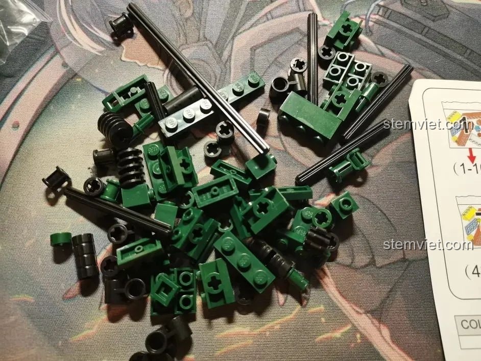 Cận cảnh các mảnh ghép màu xanh của đồ chơi xây dựng Xe tăng S Thụy Điển cho bé trai trên 6 tuổi.