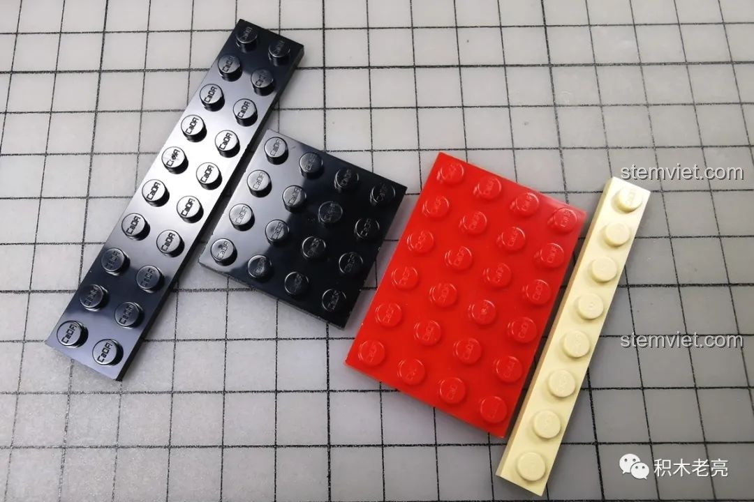 Các mảnh ghép Technic màu đen, đỏ và vàng của Double Eagle 61020, cho thấy sự đa dạng màu sắc và chất lượng nhựa.