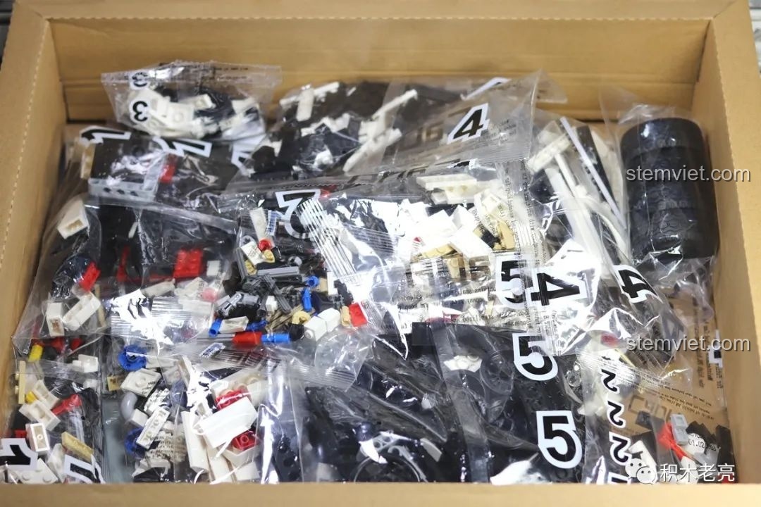 Các túi mảnh ghép được đánh số từ 1 đến 5, sắp xếp gọn gàng trong hộp bộ lắp ráp Double Eagle 61020 Nissan GTR R35.