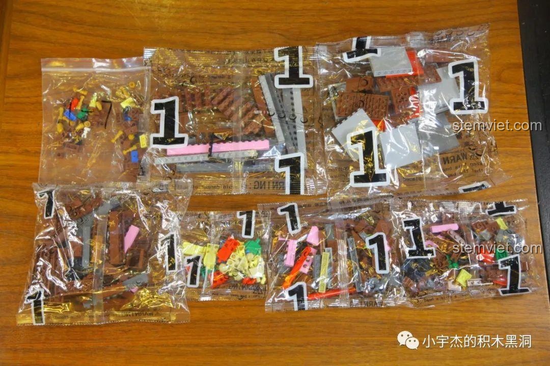 Các túi mảnh ghép được đánh số 1 của bộ Mould King 16039 Tòa nhà Quality Quidditch Supplies.