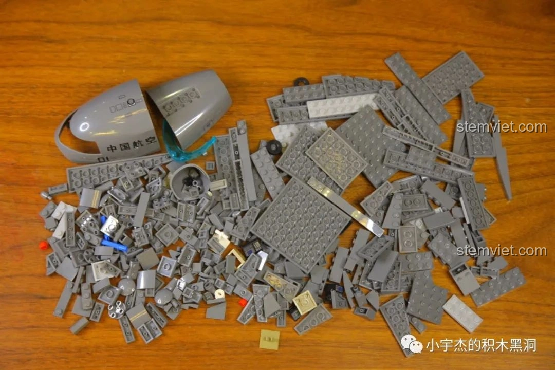 Tất cả mảnh ghép của gói số 3 trong bộ lắp ráp Máy bay vận tải quân sự Vận-20 SEMBO 202130