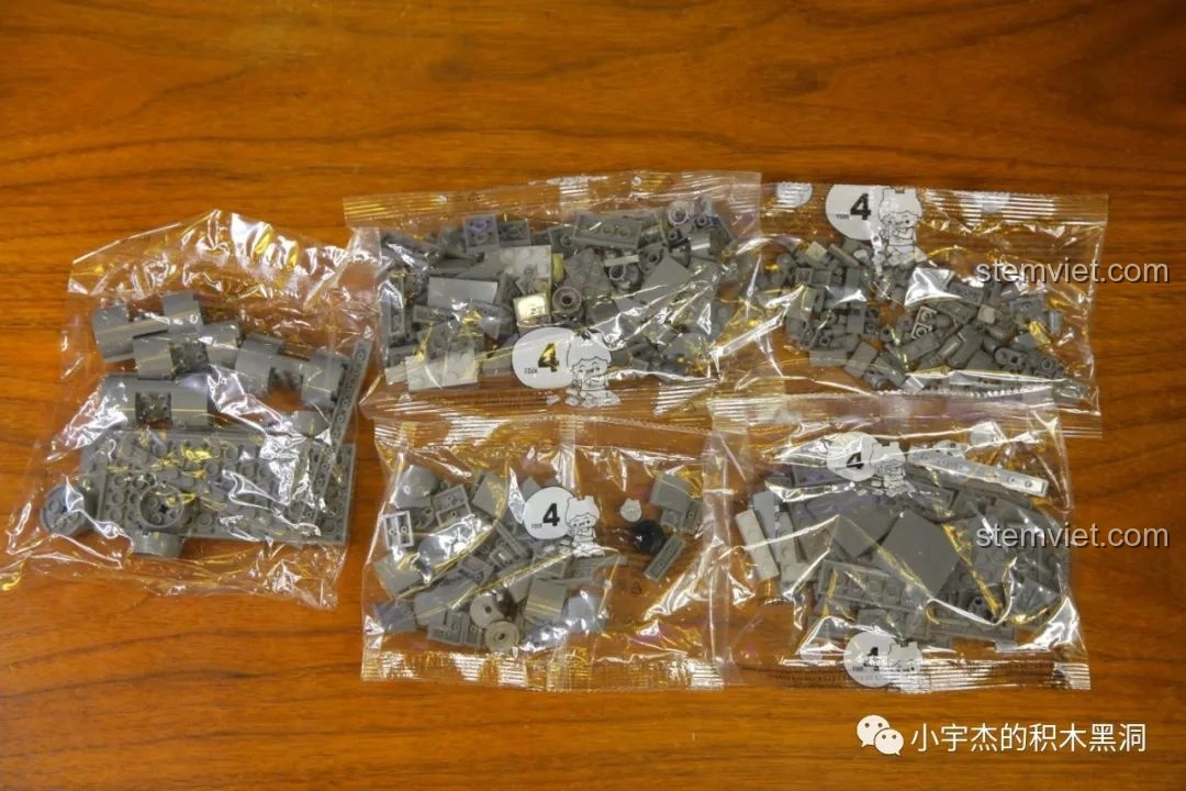 Tất cả mảnh ghép của gói số 4 trong bộ lắp ráp Máy bay vận tải quân sự Vận-20 SEMBO 202130