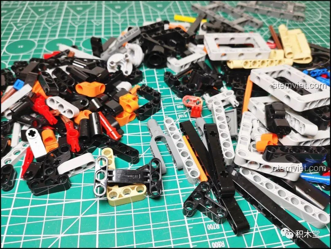 Các mảnh ghép High-brick của bộ Happy Build YC-QC004 được sắp xếp gọn gàng, sẵn sàng cho quá trình lắp ráp khung gầm siêu xe McLaren P1.