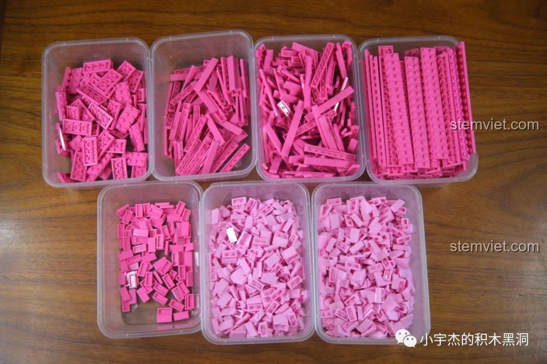 Mảnh ghép màu hồng của bộ đồ chơi lắp ráp Thùng Container Hồng 1:10 YC-QC013 được phân loại ra khay.