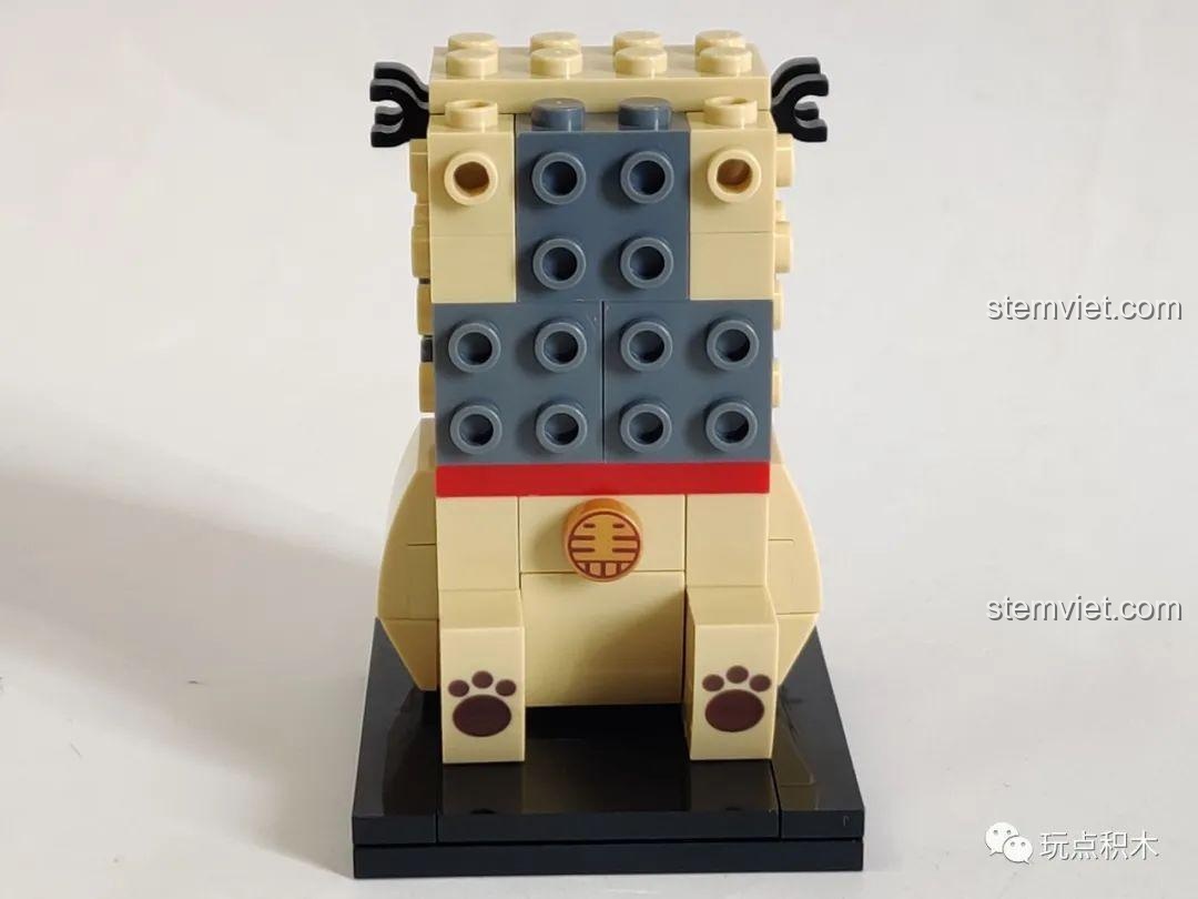 Các mảnh ghép in hình khuôn mặt, bộ đồ phi hành gia hồng và logo mèo vũ trụ của mô hình GUDI 52055.