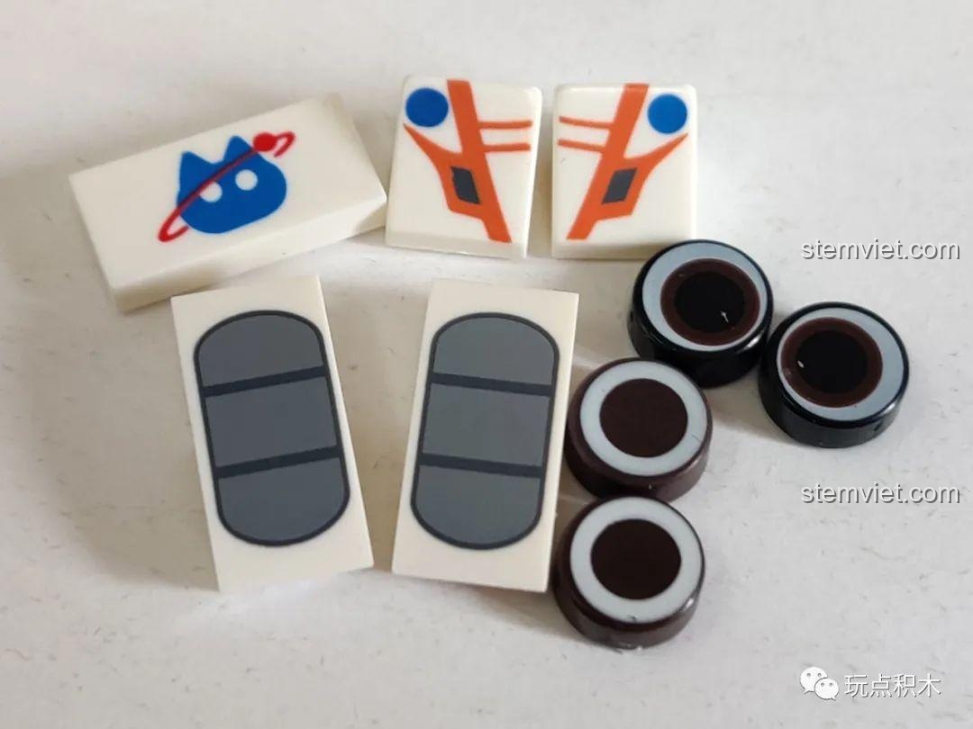 Các mảnh ghép in hình khuôn mặt, trang phục Môn Thần và chi tiết vàng óng của mô hình GUDI 52056.