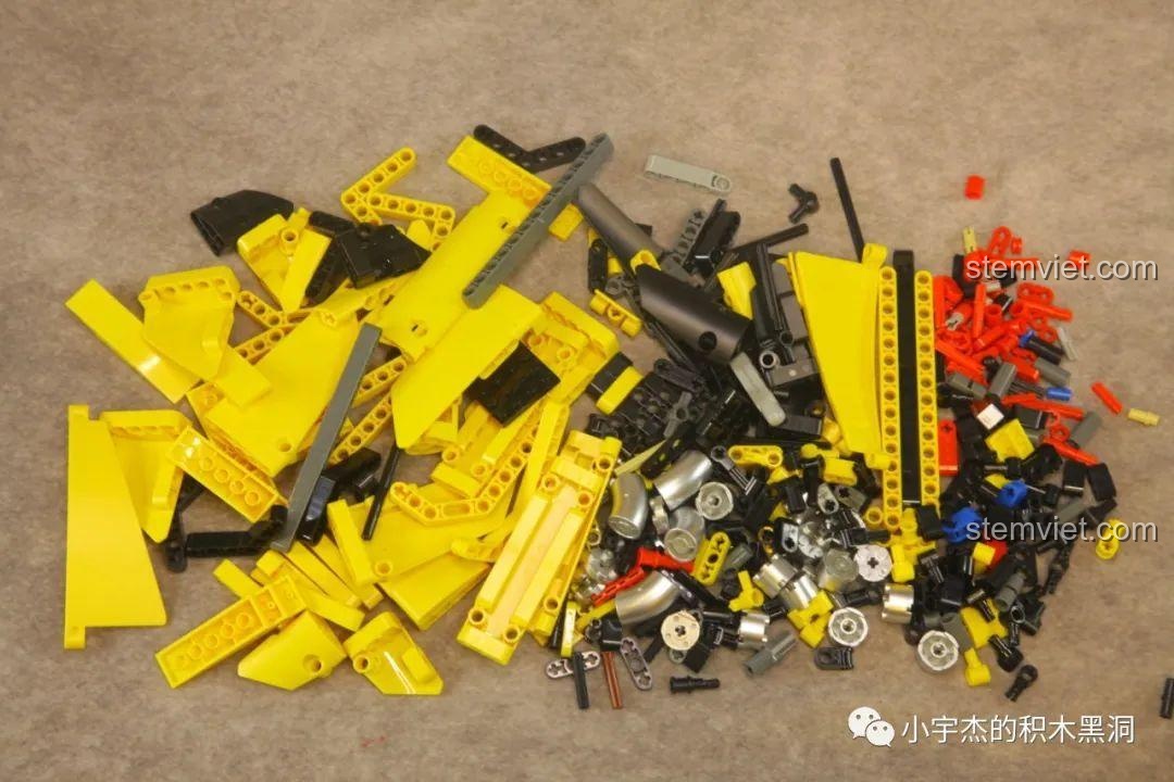 Các mảnh ghép từ túi số 4 của K Box 10249 Toyota Supra, bao gồm các chi tiết mạ bạc.