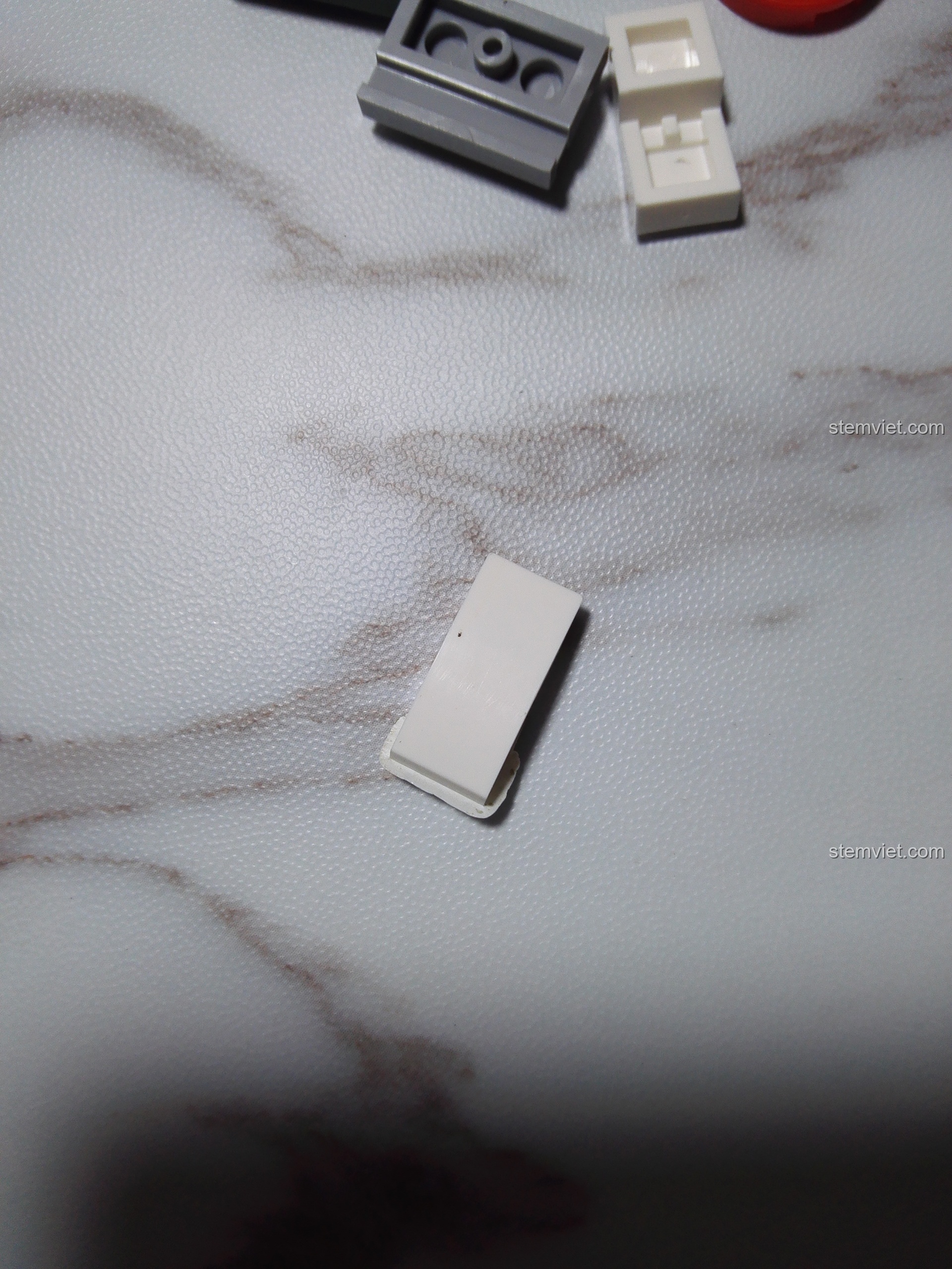 Mảnh ghép màu trắng bị lỗi của bộ PanlosBrick 656001 Mô hình Bắc Kinh, có vết bẩn.