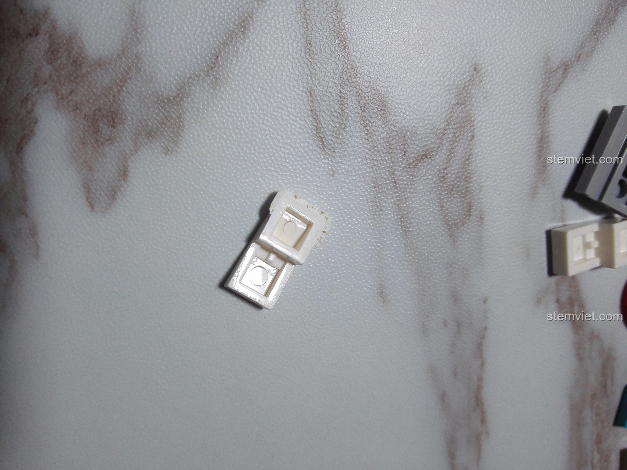 Mặt sau mảnh ghép màu trắng bị lỗi của bộ PanlosBrick 656001 Mô hình Bắc Kinh.