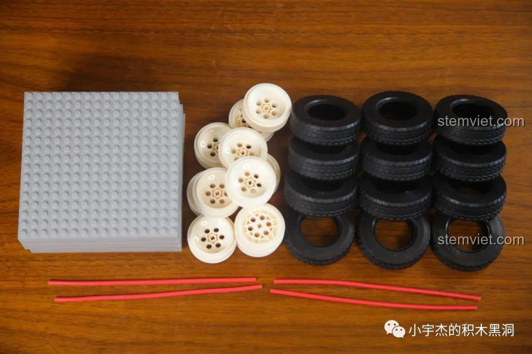 Các mảnh ghép cơ bản và lốp xe của bộ đồ chơi lắp ráp Thùng Container Hồng 1:10 YC-QC013.