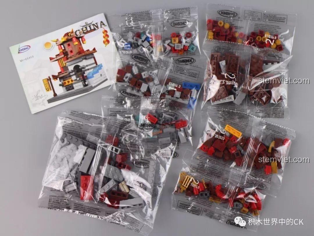 Các túi mảnh ghép và sách hướng dẫn cho mô hình Tiệm Rèn Cổ, một phần của bộ Xingbao XB-01101.