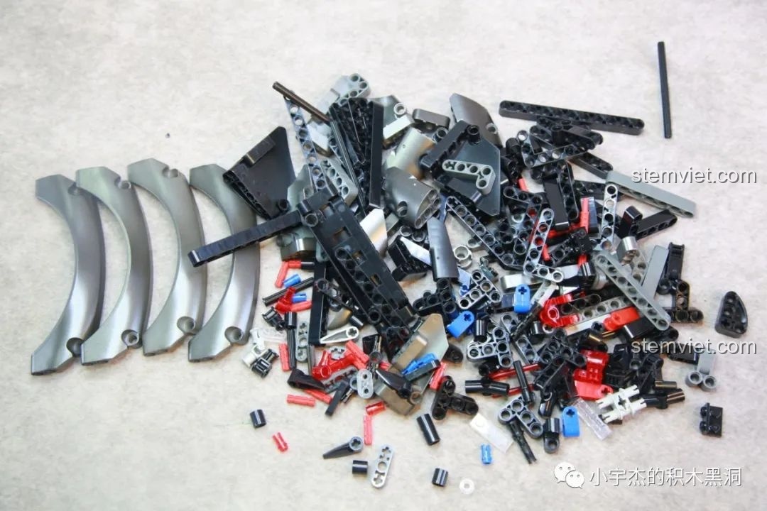 Các mảnh ghép ngoại thất màu bạc xám từ túi số 3 của bộ đồ chơi mô hình Lamborghini Urus cho bé trai 14+.