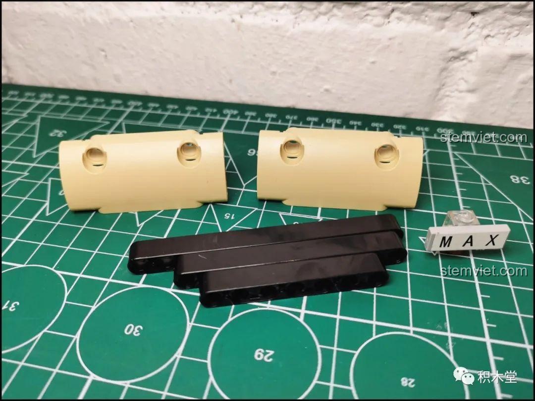 So sánh mảnh ghép nhám và bóng của bộ Happy Build YC-QC004, cho thấy sự đa dạng về chất liệu và bề mặt, tăng tính chân thực cho mô hình.