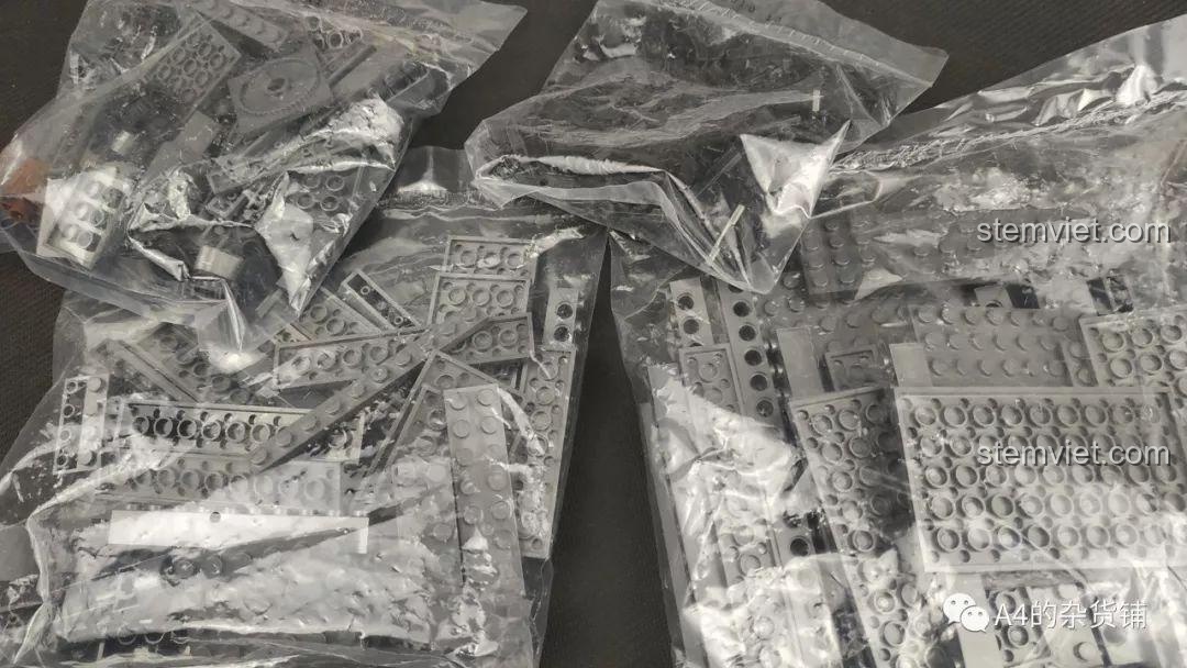 Chi tiết các mảnh ghép nhỏ trong bộ xếp hình Panzerkampfwagen IV 82010, một thử thách cho người lắp ráp.