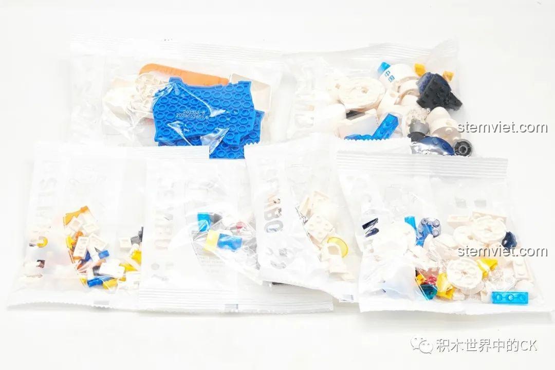 Các túi nhựa chứa mảnh ghép của bộ đồ chơi xây dựng Sembo 203355, được phân loại để dễ dàng lắp ráp.