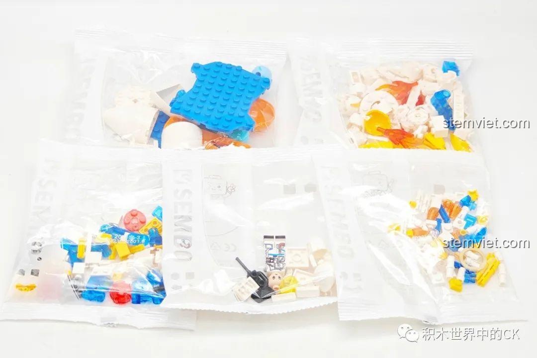 Các túi mảnh ghép của bộ Sembo 203356, bao gồm các chi tiết màu trắng, xanh, vàng và các mảnh ghép trong suốt.