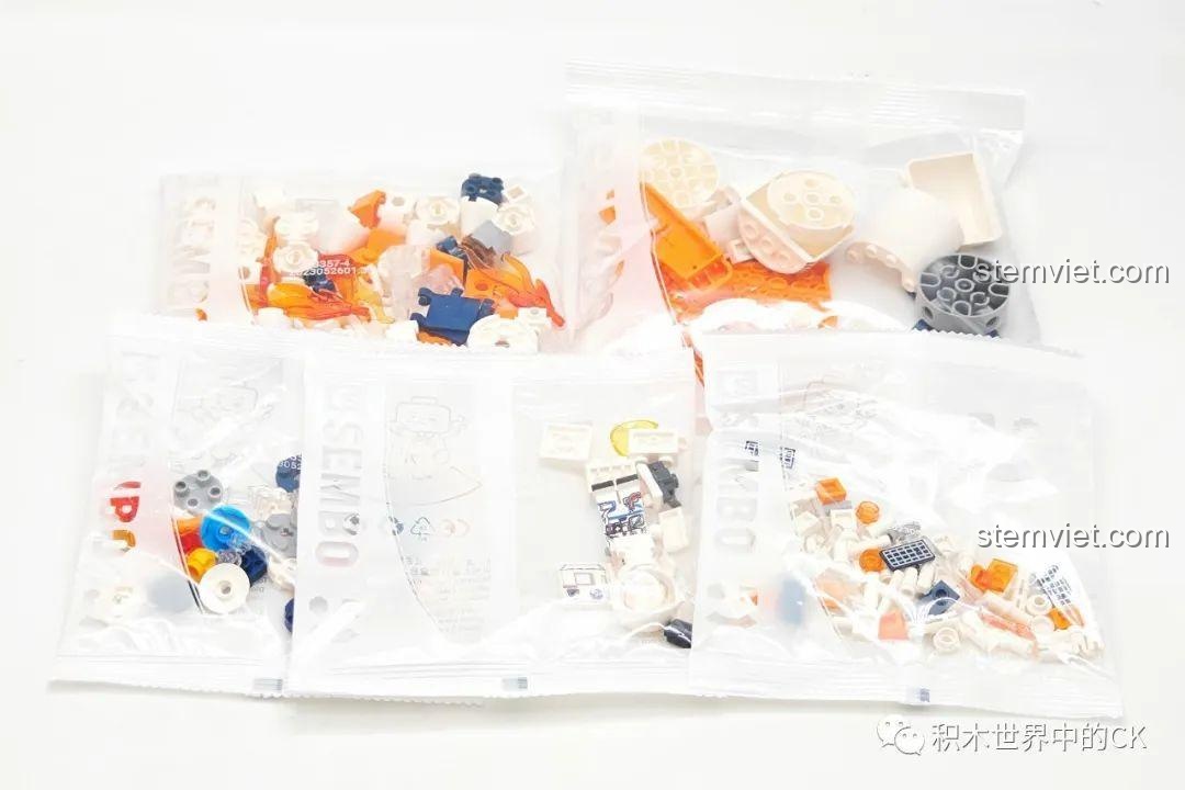 Các túi mảnh ghép của bộ Sembo 203357, với các chi tiết màu cam, trắng, xanh và các mảnh ghép trong suốt.