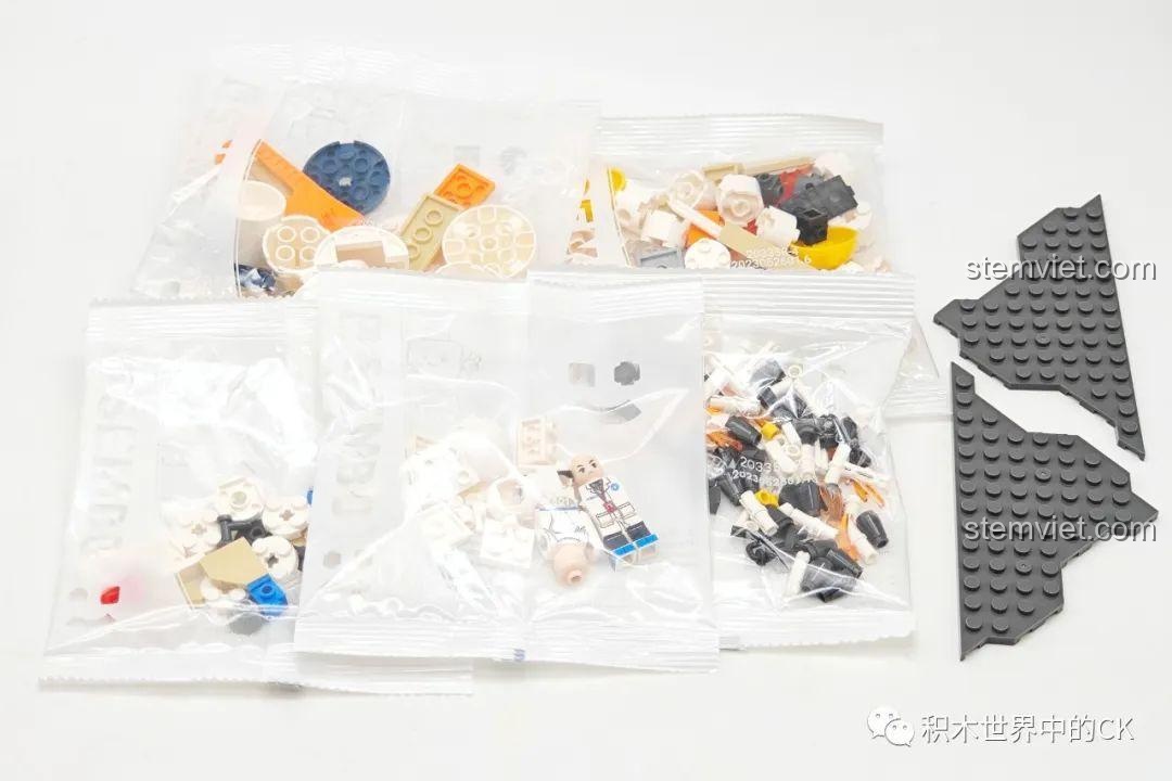 Các túi mảnh ghép của bộ Sembo 203358, bao gồm các chi tiết cho tên lửa, trạm mặt đất và hai minifigure.