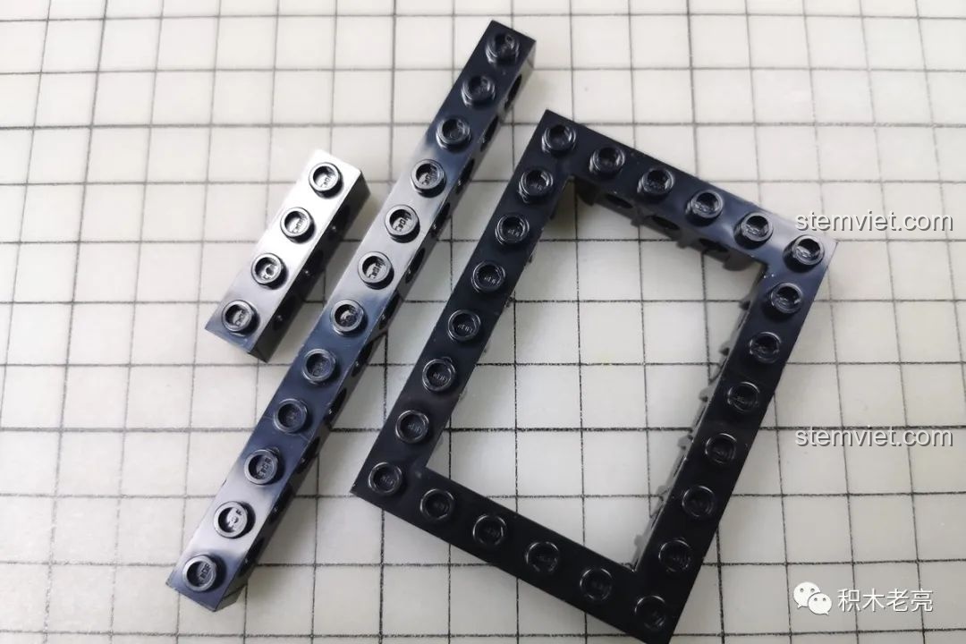 Cận cảnh các mảnh ghép Technic màu đen của Double Eagle 61020, thể hiện chất lượng nhựa và độ hoàn thiện.