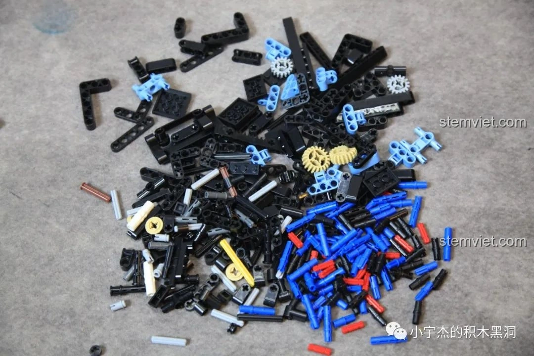 Các mảnh ghép từ túi số 1 của bộ lắp ráp Lamborghini Sián FKP 37 Cyberpunk MK6002 được đổ ra, sẵn sàng cho việc lắp ráp khung gầm.