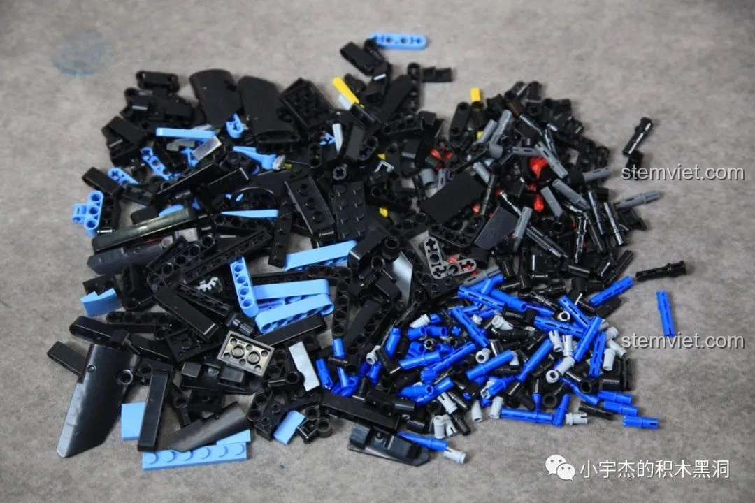 Các mảnh ghép từ túi số 2 của bộ xếp hình Lamborghini Sián FKP 37 Cyberpunk MK6002 được đổ ra, sẵn sàng cho việc lắp ráp thân xe.