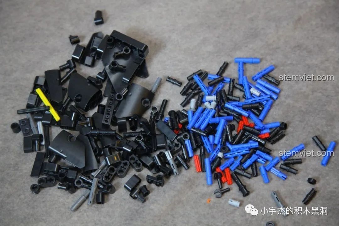 Các mảnh ghép từ túi số 3 của bộ xếp hình Lamborghini Sián FKP 37 Cyberpunk MK6002 được đổ ra, chủ yếu là các chi tiết vỏ xe.