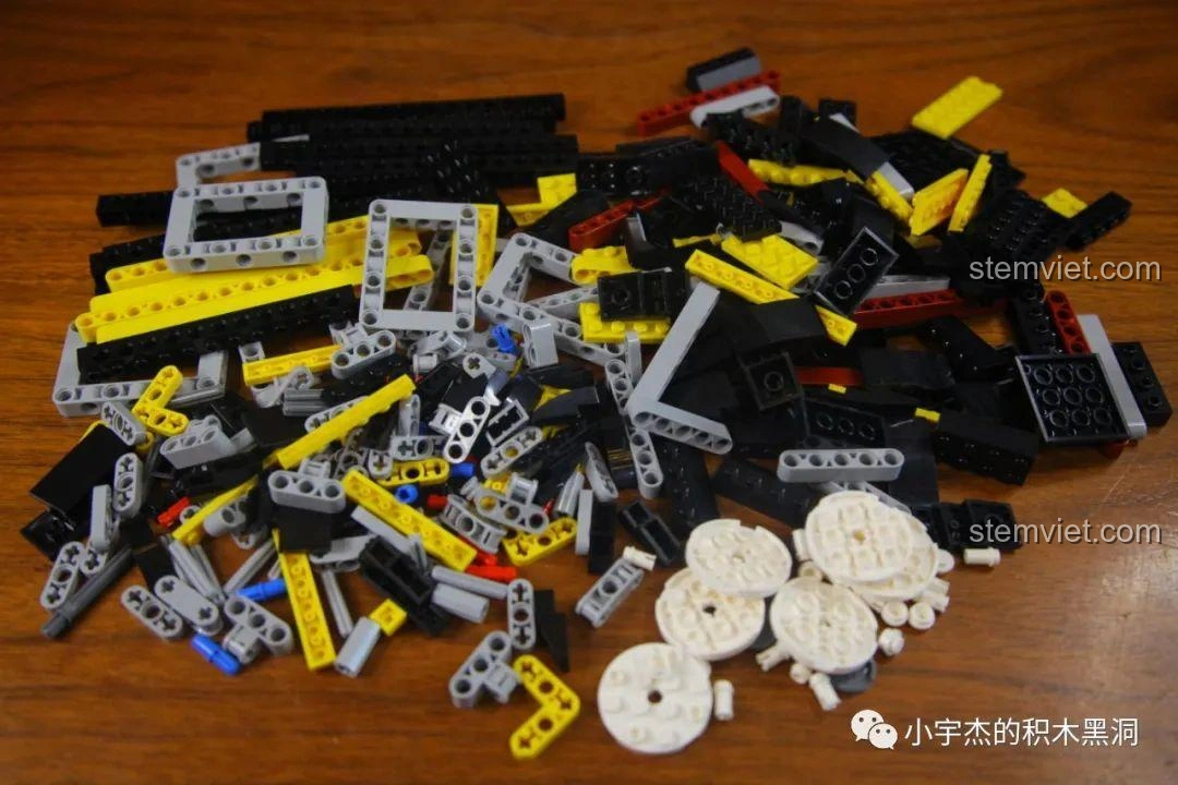 Mảnh ghép từ túi số 1 của bộ đồ chơi lắp ráp Thùng Container Hồng 1:10 YC-QC013 được đổ ra.