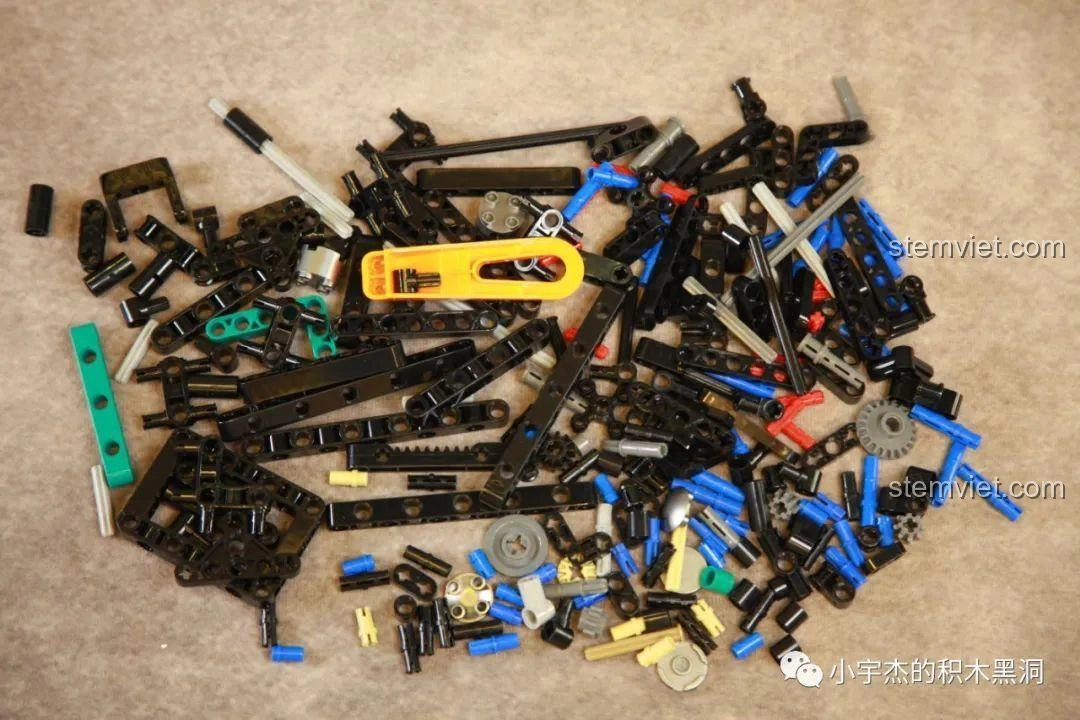 Các mảnh ghép từ túi số 1 của bộ lắp ráp Xe tải công trình Unimog U400 SEMBO Block 720900 được đổ ra để bắt đầu lắp.