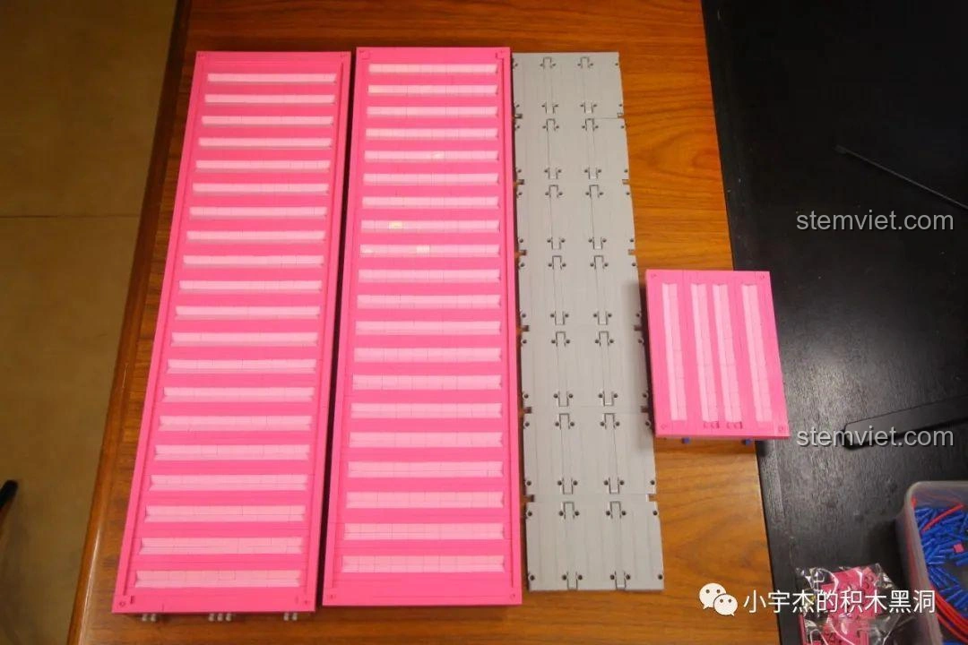 Mảnh ghép từ túi số 10 của bộ đồ chơi lắp ráp Thùng Container Hồng 1:10 YC-QC013 được đổ ra.