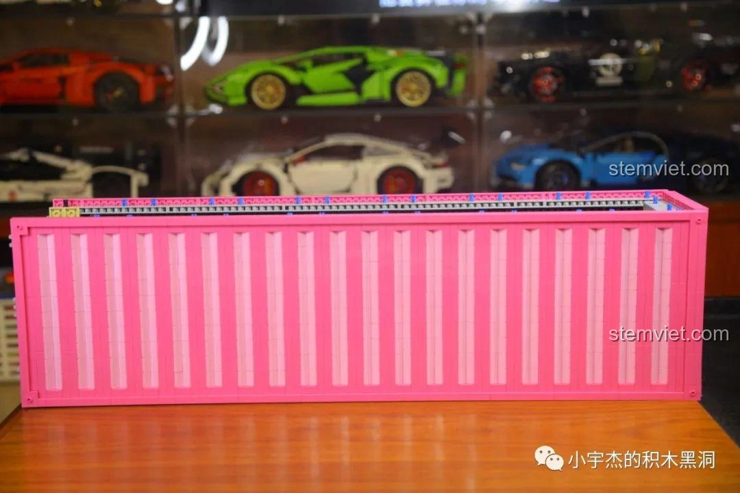 Mảnh ghép từ túi số 11 của bộ đồ chơi lắp ráp Thùng Container Hồng 1:10 YC-QC013 được đổ ra.