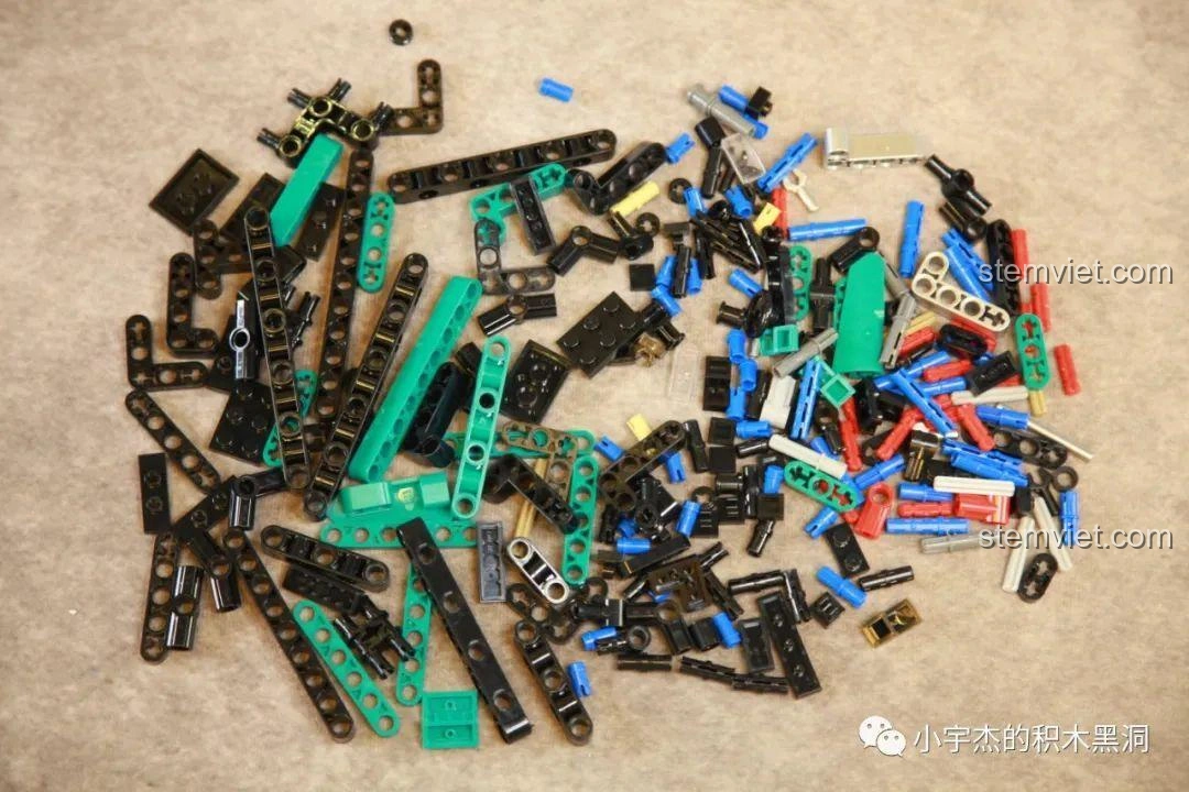 Các mảnh ghép từ túi số 2 của bộ lắp ráp Xe tải công trình Unimog U400 SEMBO Block 720900 được đổ ra.