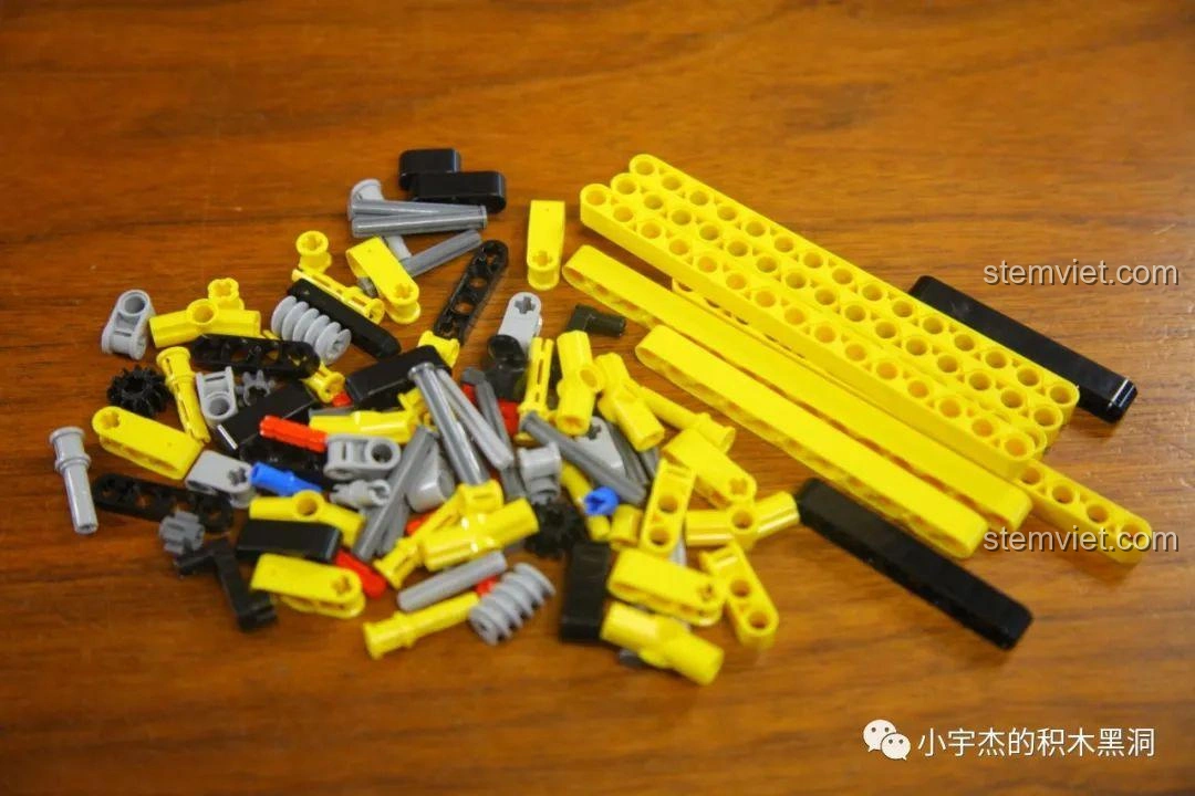 Mảnh ghép từ túi số 3 của bộ đồ chơi lắp ráp Thùng Container Hồng 1:10 YC-QC013 được đổ ra.