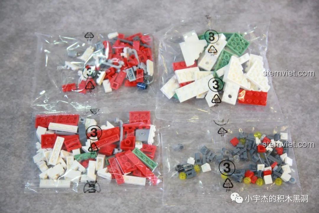 Tất cả mảnh ghép của túi số 3 được đổ ra, sẵn sàng cho quá trình lắp ráp PanlosBrick 688009.