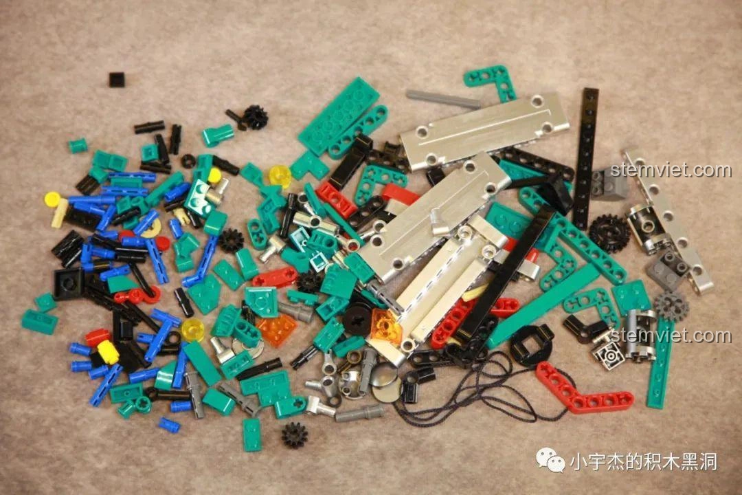 Các mảnh ghép từ túi số 3 của bộ lắp ráp Xe tải công trình Unimog U400 SEMBO Block 720900, bao gồm các chi tiết màu bạc.